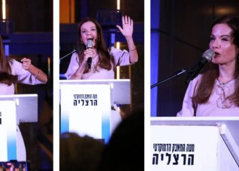 לינוי בר גפן בהפגנת מוצ"ש בהרצליה. צילום זאב ינאי
