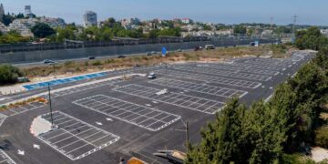 חניון הרכבת המשופץ בהרצליה.