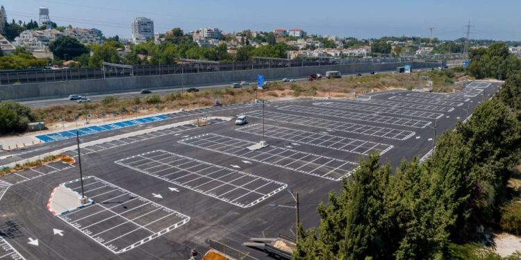 חניון הרכבת המשופץ בהרצליה.