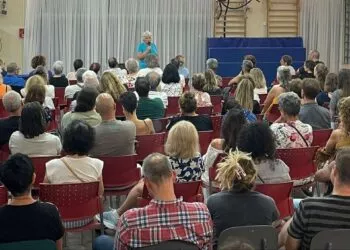ליאורה איילון מקיבוץ כפר עזה מספרת את סיפורה במתנ"ס נחל עדה. צילום אורי ארבל