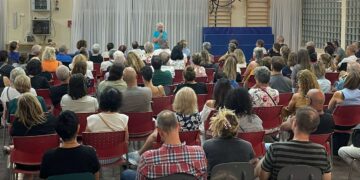 ליאורה איילון מקיבוץ כפר עזה מספרת את סיפורה במתנ"ס נחל עדה. צילום אורי ארבל