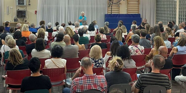 ליאורה איילון מקיבוץ כפר עזה מספרת את סיפורה במתנ"ס נחל עדה. צילום אורי ארבל