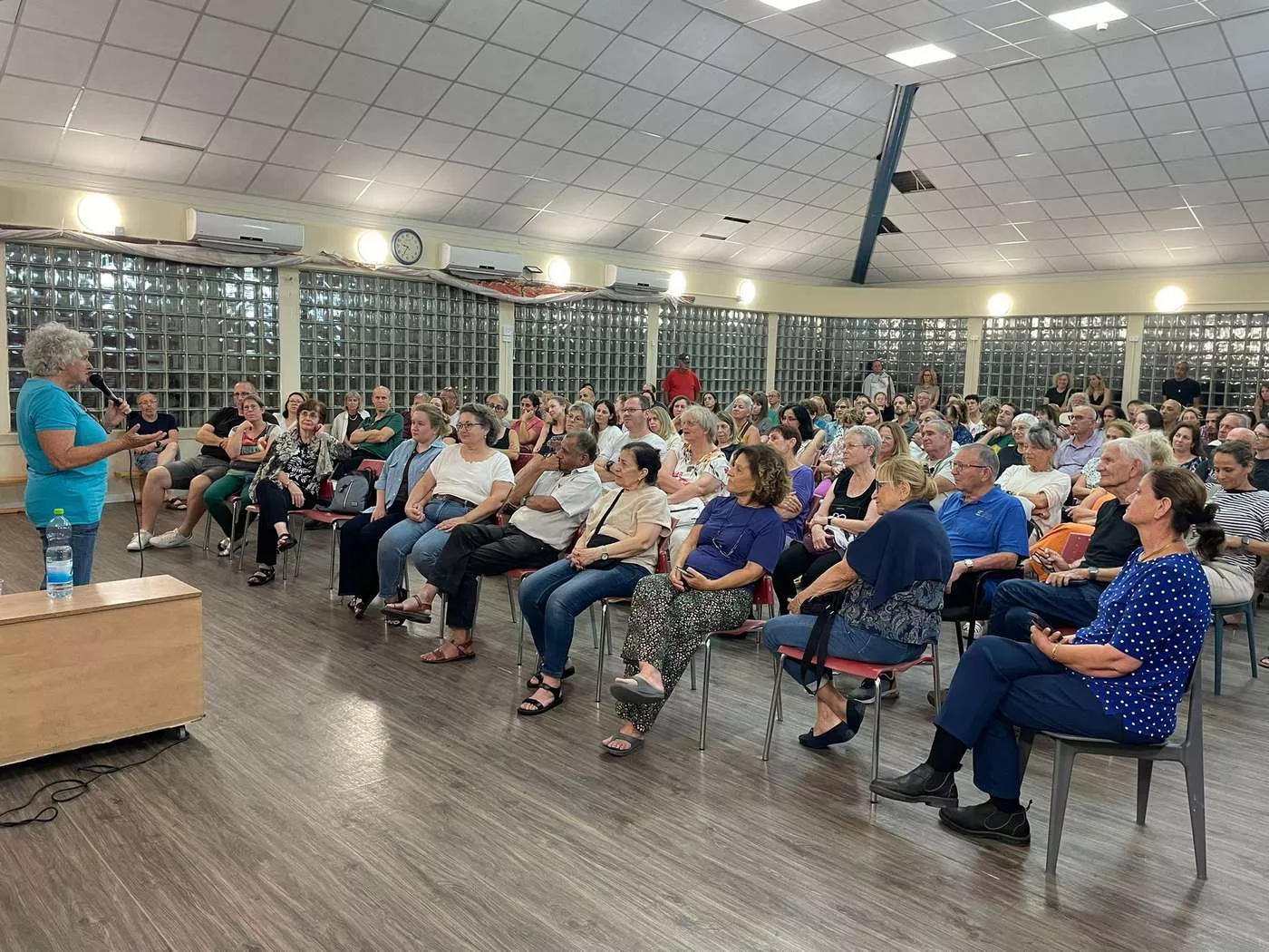 מתנ"ס נחלת עדה: הקהל מרותק למשמע סיפורה של ליאורה איילון מקיבוץ כפר עזה. צילום אורי ארבל