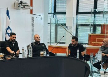 ישיבה עם כל הקבלנים המבצעים עבודות באתרי בנייה עירוניים. צילום דוברות העירייה