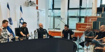 ישיבה עם כל הקבלנים המבצעים עבודות באתרי בנייה עירוניים. צילום דוברות העירייה