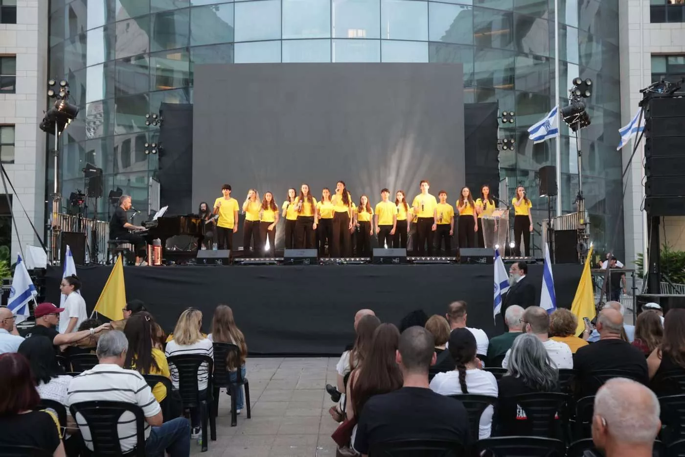בוגרי להקת "על הבמה" בטקס בהרצליה. חולצות צהובות למען החזרת החטופים.צילום דוברות העירייה