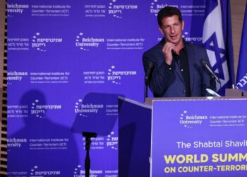 ראש העיר הרצליה, יריב פישר בנאומו בכנס. צילום: גלעד קוולרצ'יק