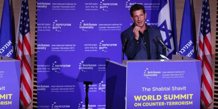 ראש העיר הרצליה, יריב פישר בנאומו בכנס. צילום: גלעד קוולרצ'יק