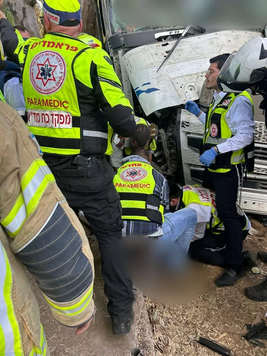 כוחות החילוץ בסמוך למשאית שהתנגשה. שאית התנגשה באוטובוס אגד. מקור דוברות מד"א מרחב ירקון