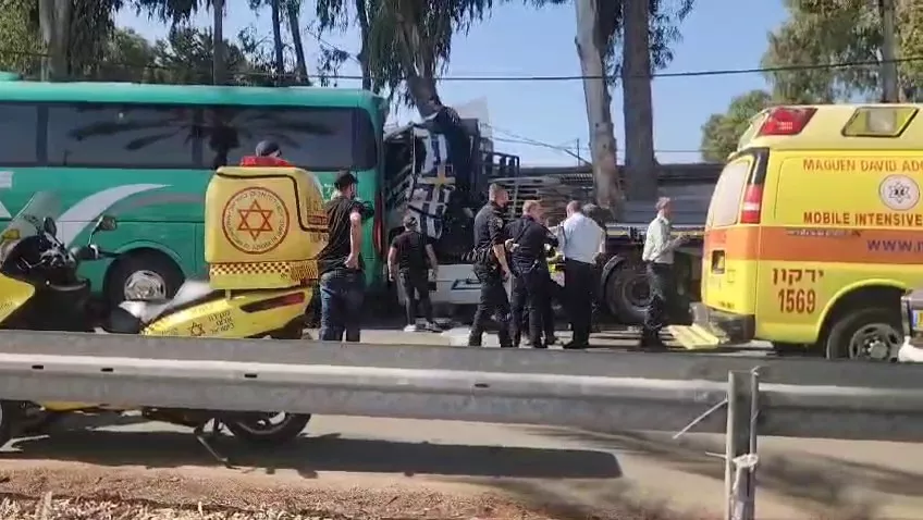 שאית התנגשה באוטובוס אגד. מקור דוברות מד"א מרחב ירקון