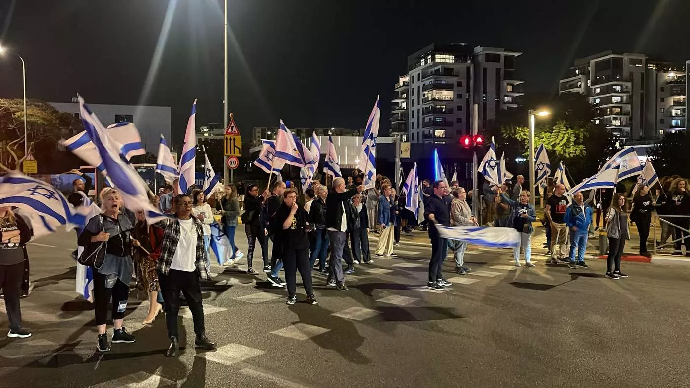 חסימות גם ברחוב הרב קוק בהרצליה. ענת לאופר, מטה המאבק הדמוקרטי הרצליה.