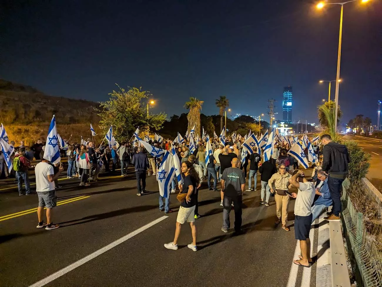 כביש מס' 2 בהרצליה לכיוון צפון נחסם ע"י מפגינים. צילום מערכת האתר