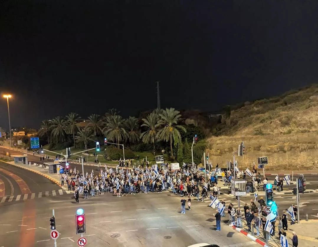 צומת הסירה בהרצליה חסומה ע"י המפגינים. צילום מערכת האתר