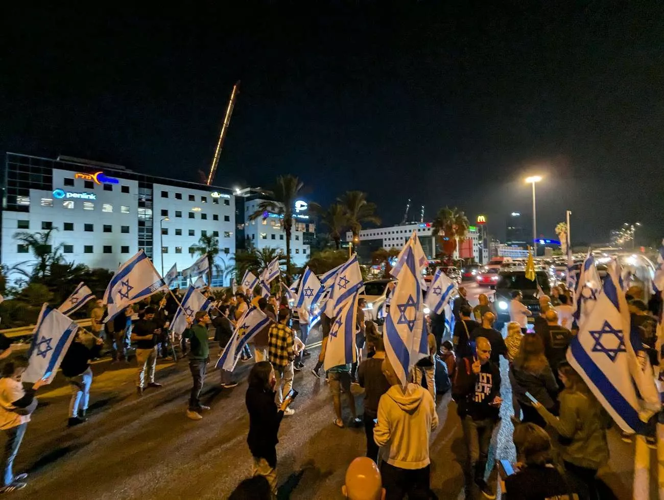 כביש מספר 2 לכיוון דרום נחסם ע"י מפגינים. צילום מערכת האתר