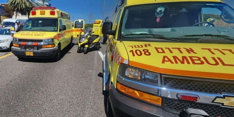 מגן דוד אדום ערוך עם אמבולנסים, ג׳יפים עם הנעה כפולה. צילום דוברות מד"א