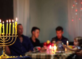 כבכל שנה, חג החנוכה מביא איתו גם מספר סכנות מוחשיות לפגיעות ופציעות סביב מנהגי החג. צילום Deposit Photos