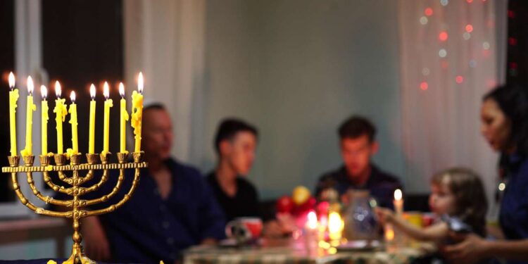 כבכל שנה, חג החנוכה מביא איתו גם מספר סכנות מוחשיות לפגיעות ופציעות סביב מנהגי החג. צילום Deposit Photos