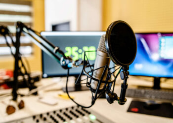 "הסכיתו" - סטיבל הפודקאסטים הראשון של הרצליה. תמונה: Deposit Photos