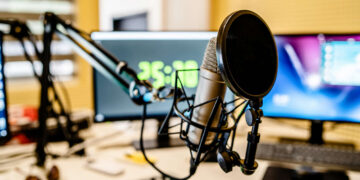 "הסכיתו" - סטיבל הפודקאסטים הראשון של הרצליה. תמונה: Deposit Photos