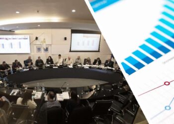 משמאל: ישיבת מועצת העיר שאישרה אמש את תקציב העירייה לשנת 2024. מימין תמונה ממאגר Deposit Photos