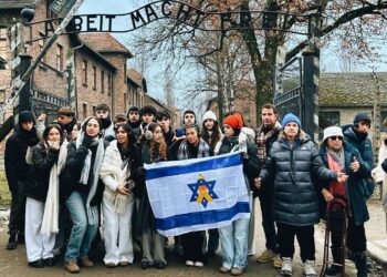 ראש העיר ותלמידי תיכון היובל בסיור במחנה אושוויץ בפולין. מקור תמונה: עמוד הפייסבוק של עיריית הרצליה