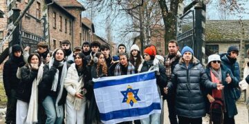 ראש העיר ותלמידי תיכון היובל בסיור במחנה אושוויץ בפולין. מקור תמונה: עמוד הפייסבוק של עיריית הרצליה