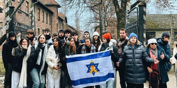 ראש העיר ותלמידי תיכון היובל בסיור במחנה אושוויץ בפולין. מקור תמונה: עמוד הפייסבוק של עיריית הרצליה