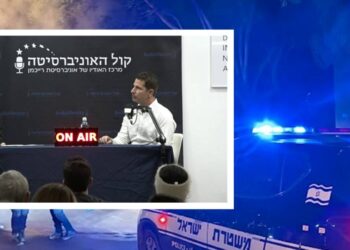 ראש העיר, יריב פישר מתראיין לפודקאסט של קול האוניברסיטה, צילום "קול האוניברסיטה". צילום משטרת ישראל ברקע, מערכת הרצליה היום.