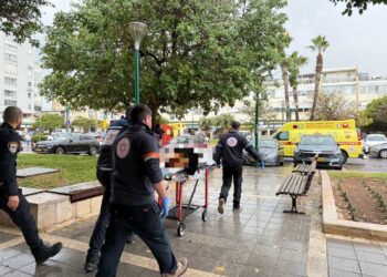 חובשים ופראמדיקים של מד"א מעניקים טיפול רפואי ומפנים לבי"ח איכילוב. צילום דוברות מד"א