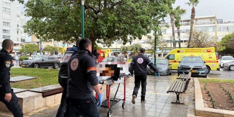 חובשים ופראמדיקים של מד"א מעניקים טיפול רפואי ומפנים לבי"ח איכילוב. צילום דוברות מד"א