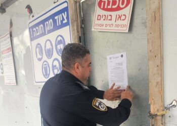 תיעוד הדבקת הצו באתר הבניה. צילום דוברות המשטרה.