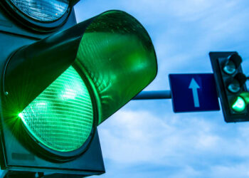 גל ירוק חדש בצירים הראשיים אבא אבן-צומת הסירה ושבעת הכוכבים בהרצליה. צילום Deposit Photos