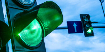 גל ירוק חדש בצירים הראשיים אבא אבן-צומת הסירה ושבעת הכוכבים בהרצליה. צילום Deposit Photos