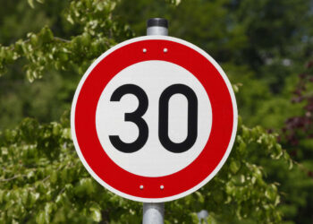 הגבלת מהירות המותרת בחלקים נרחבים בשכונת הרצליה הירוקה ברחובות שכונתיים ל-30 קמ"ש בלבד. צילום Deposit Photos