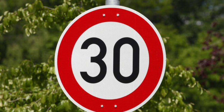 הגבלת מהירות המותרת בחלקים נרחבים בשכונת הרצליה הירוקה ברחובות שכונתיים ל-30 קמ"ש בלבד. צילום Deposit Photos