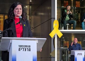 הדוברים בעצרת הערב בכיכר העירייה בהרצליה. צילומים זאב ינאי, מטה המאבק הדמוקרטי