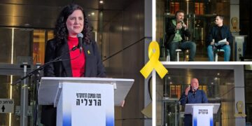 הדוברים בעצרת הערב בכיכר העירייה בהרצליה. צילומים זאב ינאי, מטה המאבק הדמוקרטי