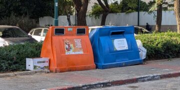 כחול וכתום, פחים גדולים בהרצליה. צילום מערכת האתר