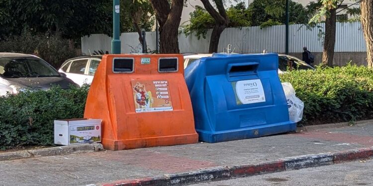 כחול וכתום, פחים גדולים בהרצליה. צילום מערכת האתר