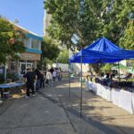 מזג האויר הנעים מאפשר את קיום היריד תחת השמיים ברחבה החיצונית. צילום באדיבות מתנדבי/ות החמ"ל