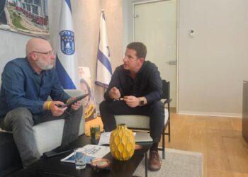 1:1 עם ראש העיר יריב פישר, על תקציב 2025 והתוכניות להמשך הקדנציה. משמאל, אודי סלנט, העורך הראשי של "הרצליה היום". צילום דוברות העירייה