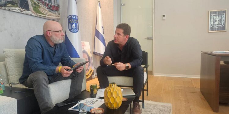 1:1 עם ראש העיר יריב פישר, על תקציב 2025 והתוכניות להמשך הקדנציה. משמאל, אודי סלנט, העורך הראשי של "הרצליה היום". צילום דוברות העירייה