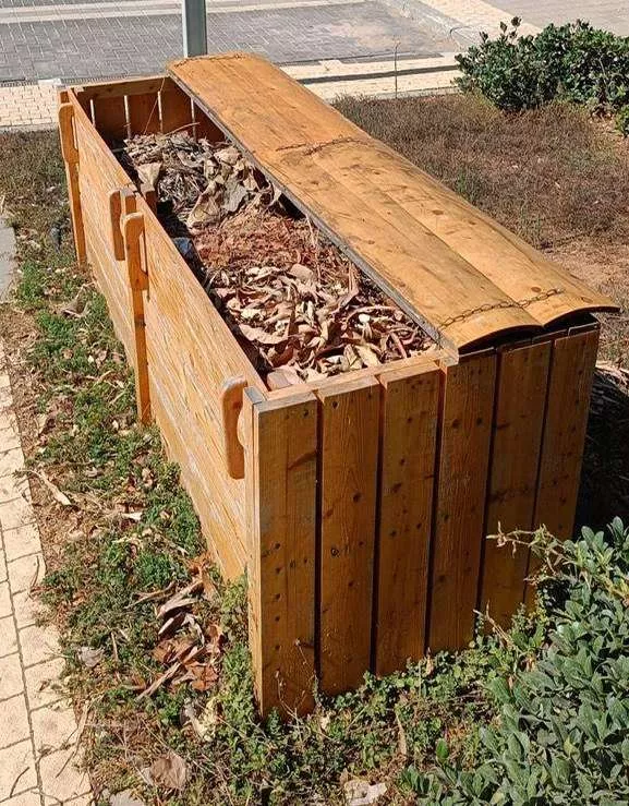תיבות שאליהן הגננים העירוניים משליכים את עלי השלכת, ולאחר מכן התושבים משתמשים בהם כחלק מתכנית הקומפוסט העירונית. צילום דוברות העירייה
