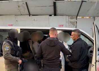 מעצר השבח"ים היום בשעות הבוקר המוקדמות בסמוך לאתר בנייה ברחוב אוצר הצמחים במרכז הרצליה. צילום דוברות העירייה