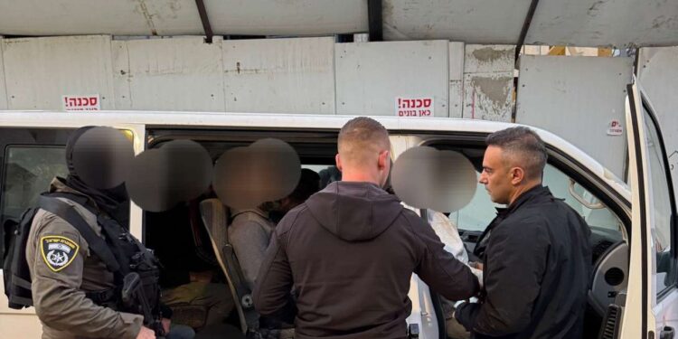 מעצר השבח"ים היום בשעות הבוקר המוקדמות בסמוך לאתר בנייה ברחוב אוצר הצמחים במרכז הרצליה. צילום דוברות העירייה