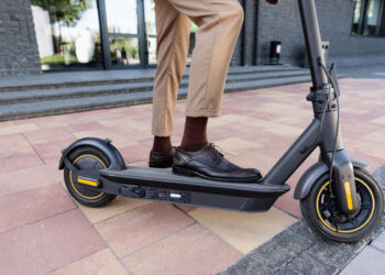 קורקינט חשמלי, התניידות אורבנית נוחה אך דורשת כללי זהירות. צילום Deposit Photos