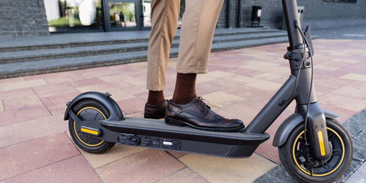 קורקינט חשמלי, התניידות אורבנית נוחה אך דורשת כללי זהירות. צילום Deposit Photos