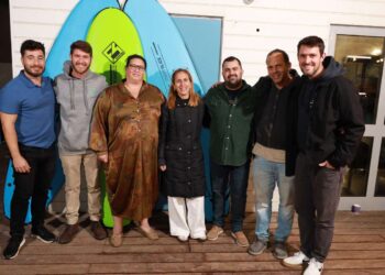 בתמונה (מימין לשמאל): אהד לינדר מנכ"ל משותף עמותת בית על הים; דרור בן עמי, מחזיק תיק הצרכים המיוחדים בעיריית הרצליה, שי ויטר, מנכ"ל במשותף בעמותה; מיה חורי, יועצת סגנית ראש העיר; דנה אורן ינאי, סגנית ראש עיריית הרצליה, עילי פרבשטיין, מנכל משותף העמותה; רן שלהבי מנהל אגף תרבות בעירייה. צילום באדיבות עמותת בית על הים