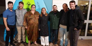 בתמונה (מימין לשמאל): אהד לינדר מנכ"ל משותף עמותת בית על הים; דרור בן עמי, מחזיק תיק הצרכים המיוחדים בעיריית הרצליה, שי ויטר, מנכ"ל במשותף בעמותה; מיה חורי, יועצת סגנית ראש העיר; דנה אורן ינאי, סגנית ראש עיריית הרצליה, עילי פרבשטיין, מנכל משותף העמותה; רן שלהבי מנהל אגף תרבות בעירייה. צילום באדיבות עמותת בית על הים