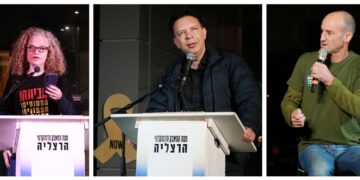 הדוברים בעצרת מוצ"ש בכיכר העירייה בהרצליה. צילומים זאב ינאי, מטה המאבק הדמוקרטי